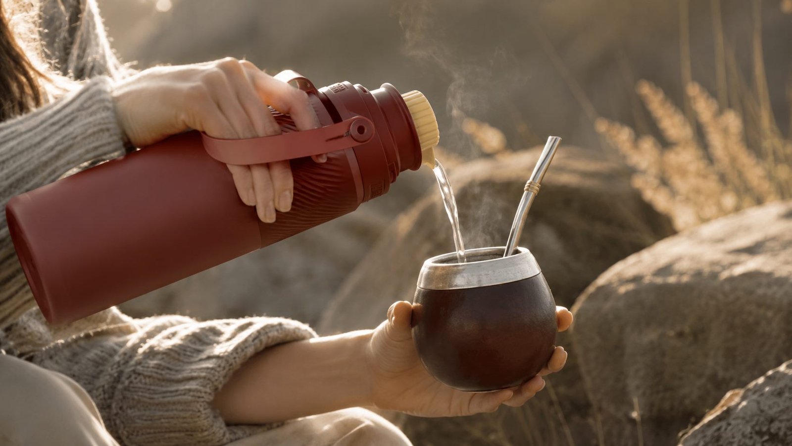 Cebando un mate al aire libre